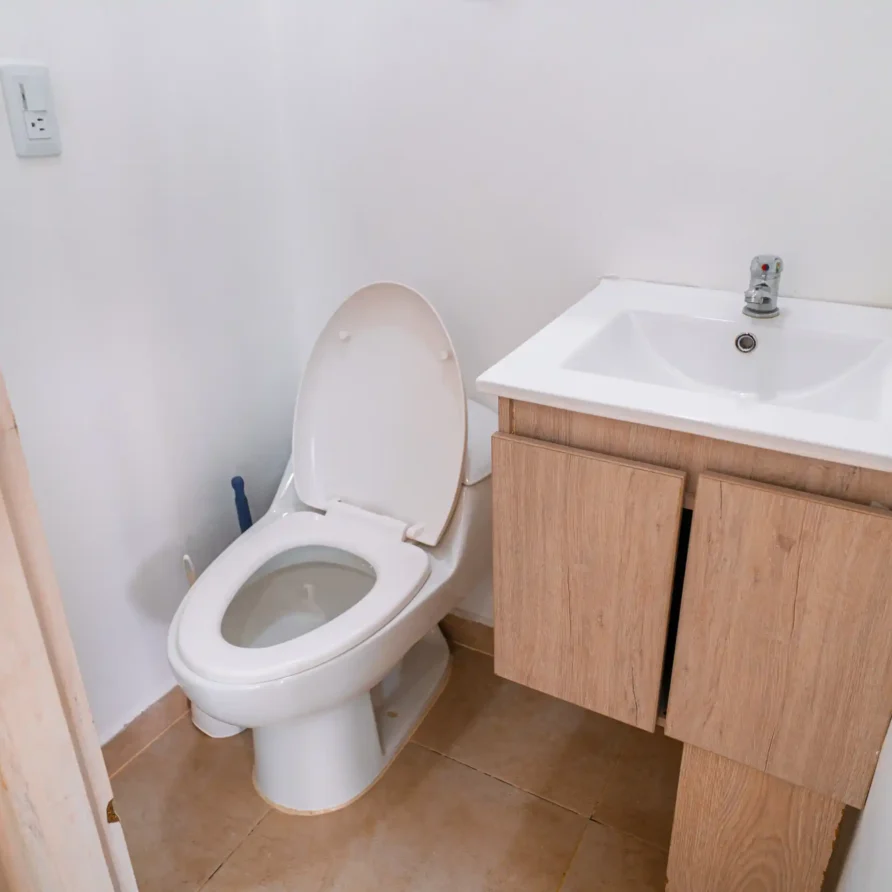 Baño moderno de cabaña en Calima El Darién con lavabo, espejo, inodoro y ducha de cristal.