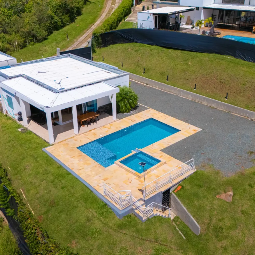 Propiedad contemporánea con piscina y patio exterior, ubicada en el entorno natural de Curva Bonita.