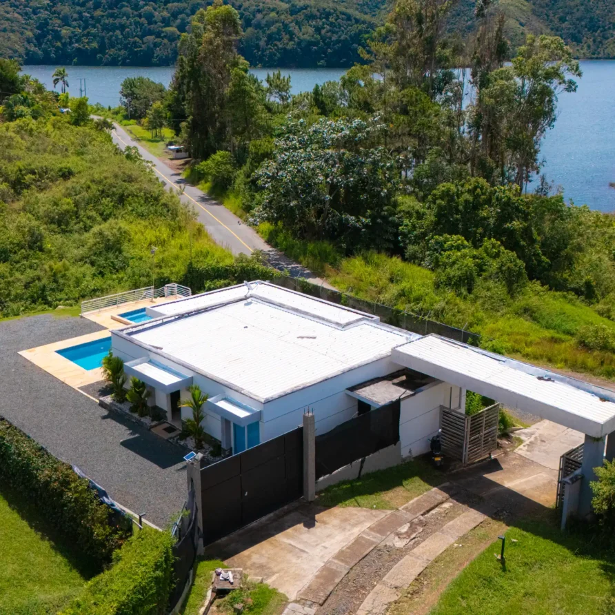 Casa moderna con piscinas y vista panorámica al Lago Calima, rodeada de exuberante vegetación en Calima El Darién.