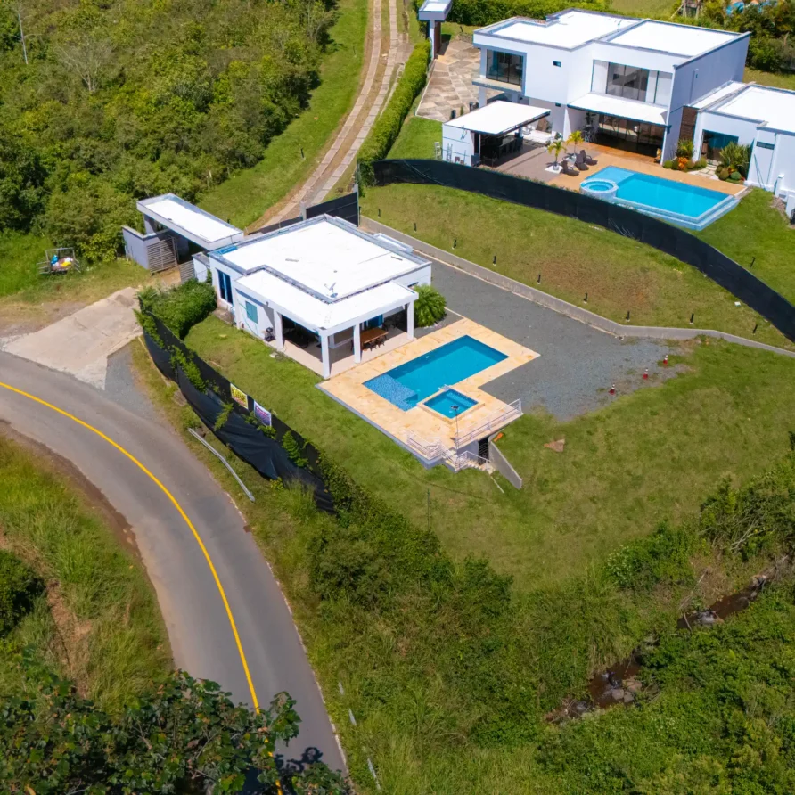 Propiedad contemporánea con dos piscinas rodeada de exuberante vegetación tropical, ideal para la región del Lago Calima.