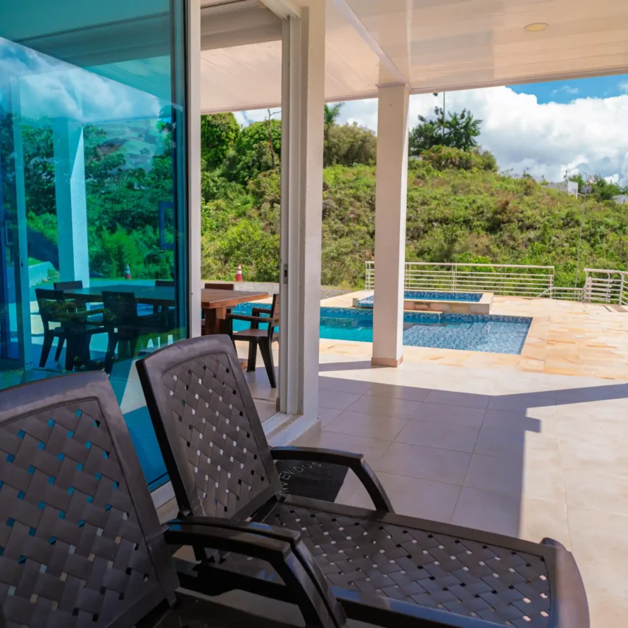 Terraza de lujo con piscina y vista a la naturaleza en Casa Curva Bonita, Calima.